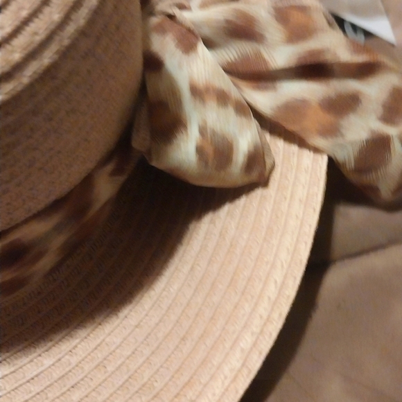 Women's hat with leopard print scarf detail - Picture 2 of 4